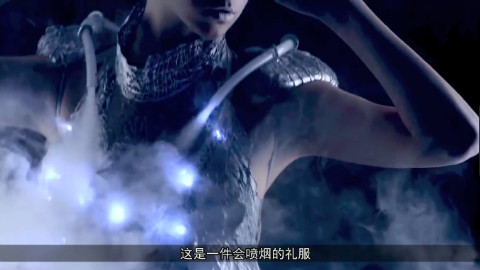 美女的衣服,遇到危险就冒烟发光,坏人会害怕吗